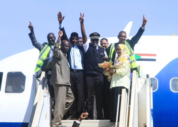 هبوط أول طائرة ركاب في مطار الخرطوم بعد توقف لثلاث سنوات