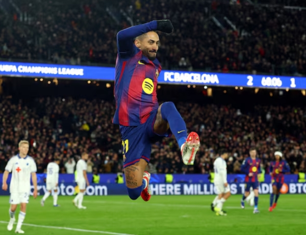 رافينيا لاعب برشلونة يغيب لمدة أسبوع بسبب إصابة في الساق