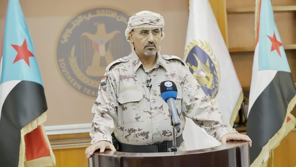 الزبيدي يعاود الظهور بمنشور مسائي من مكان مجهول ويدعو للتمسك بالانتقالي