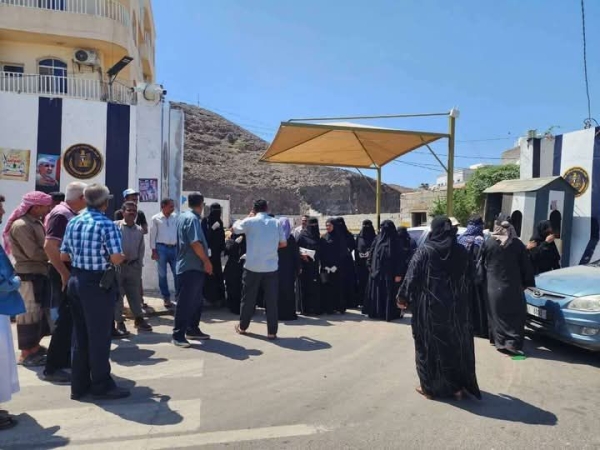 عقب إغلاق مقره أمانته العامة.. الانتقالي يهاجم العليمي ويتهمه بتجاوز الخطوط الحمراء ويصفه بـ 