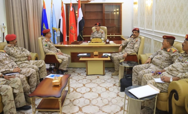 وزير الدفاع يشدد على تفعيل الرقابة والتفتيش وضبط قاعدة البيانات