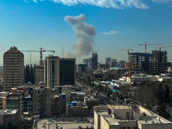 إسرائيل وأمريكا تشنان هجمات على إيران