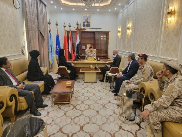 وزير الدفاع يبحث مع الصليب الأحمر ملف الأسرى والمختطفين