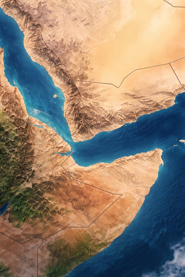 صحيفة إسرائيلية: الحوثيون يراقبون باستعداد وينتشرون بزي مدني ورفعوا صورة عبدالملك بدلا عن الخميني