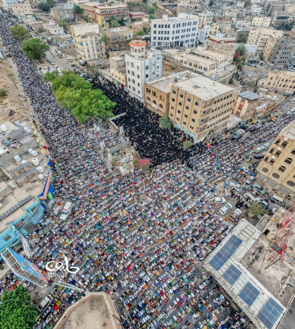 حشود غفيرة تؤدي صلاة العيد في ساحة الحرية بتعز ودعوات لإستكمال التحرير