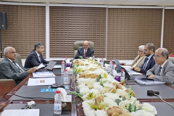 البنك المركزي اليمني يناقش شحة السيولة ويقر حزمة من الإجراءات 