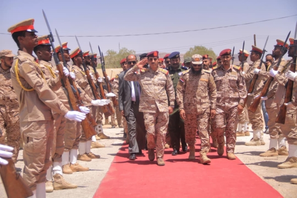 خلال زيارته لقيادة العسكرية الأولى.. وزير الدفاع يشدد على الضبط والربط العسكري ورفع الجاهزية