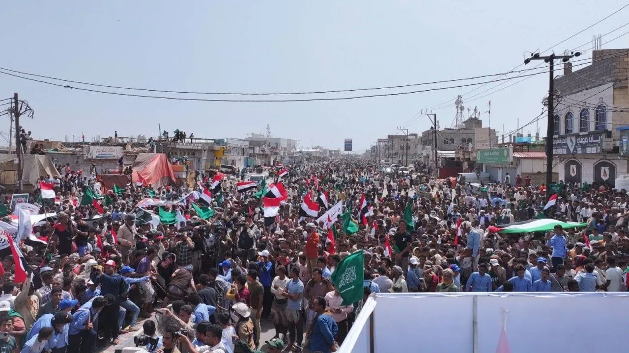 تعز.. مظاهرة حاشدة تنديدا بالاعتداءات الإيرانية على دول الخليج العربي