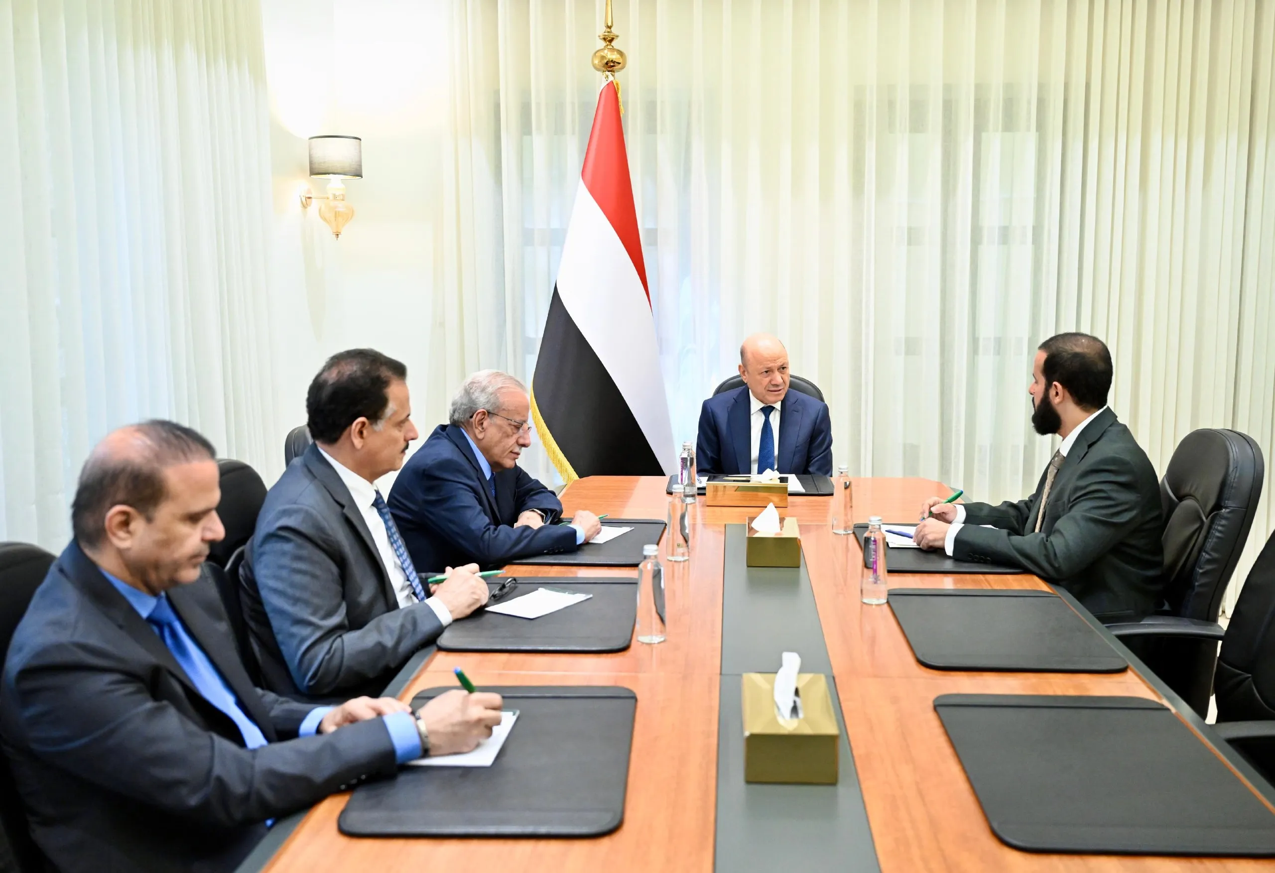 العليمي يشيد بوقف الجبايات وتأمين الطرق وحرية التنقل في أبين