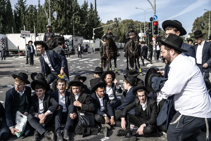 مئات الحريديم يقطعون طريقا وسط إسرائيل رفضا للتجنيد