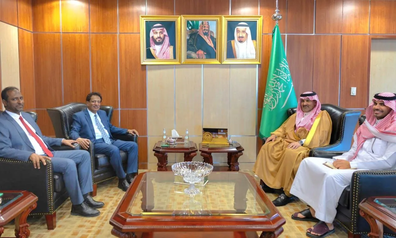 بن ياسر يبحث مع آل جابر المشاريع السعودية بالمهرة وافتتاح مدينة الملك سلمان الطبية