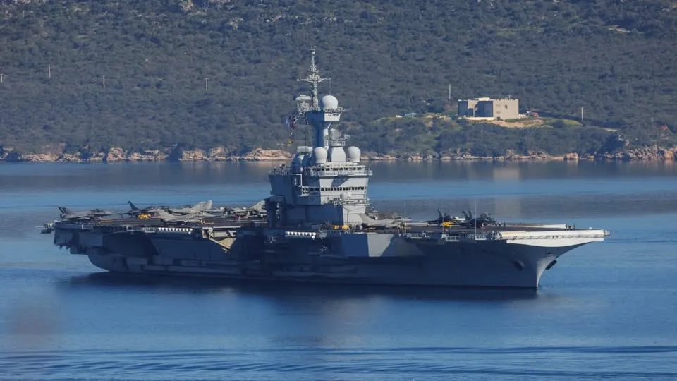 حاملة طائرات فرنسية تتجه للبحر الأحمر وخليج عدن