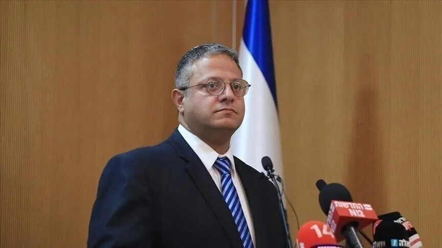 بن غفير يجدد اقتحامه للمسجد الأقصى ويرفع علم إسرائيل