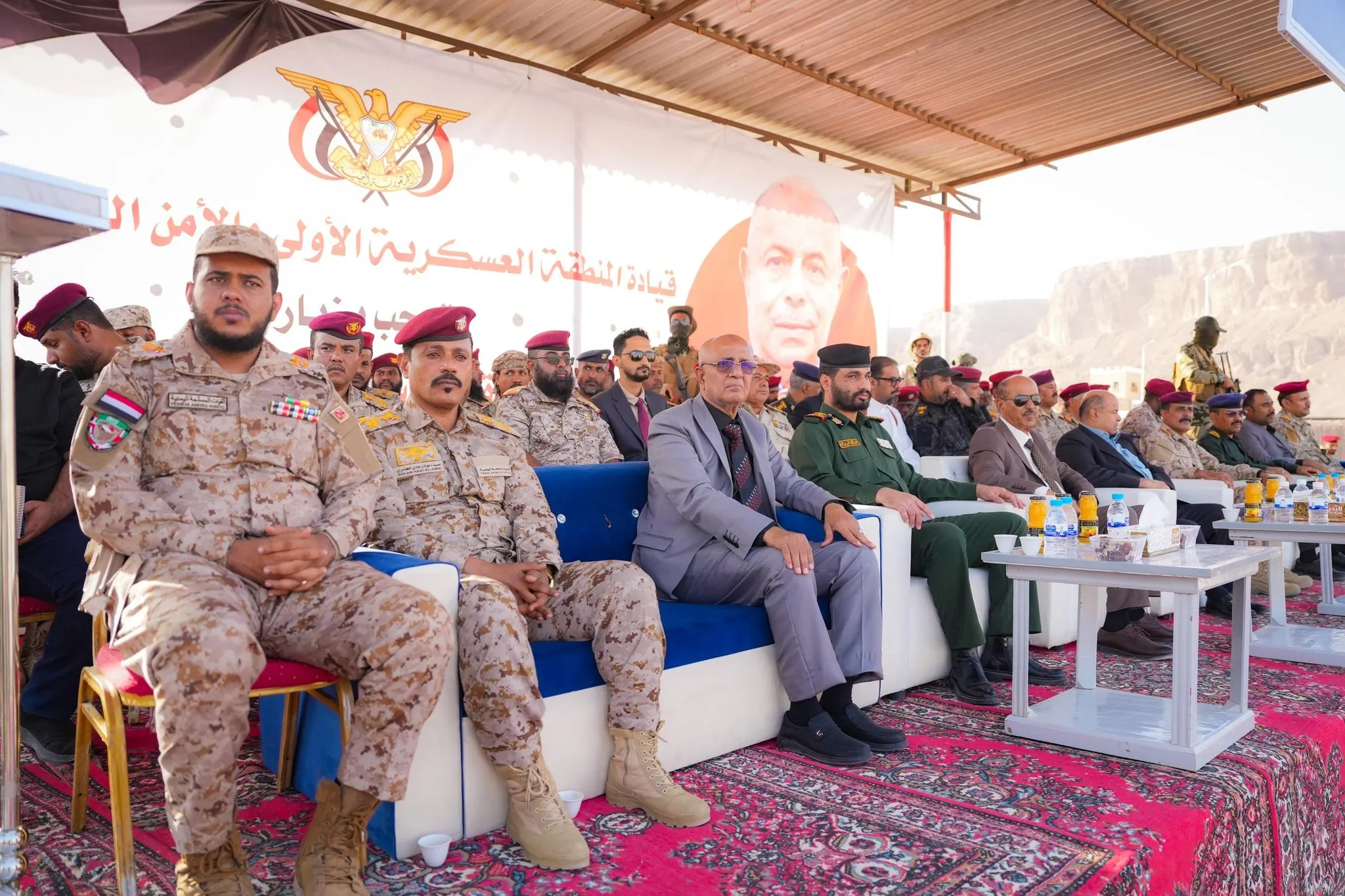 الخنبشي يوجه خلال استعراض عسكري بالمنطقة الأولى برفع الجاهزية العسكرية في حضرموت