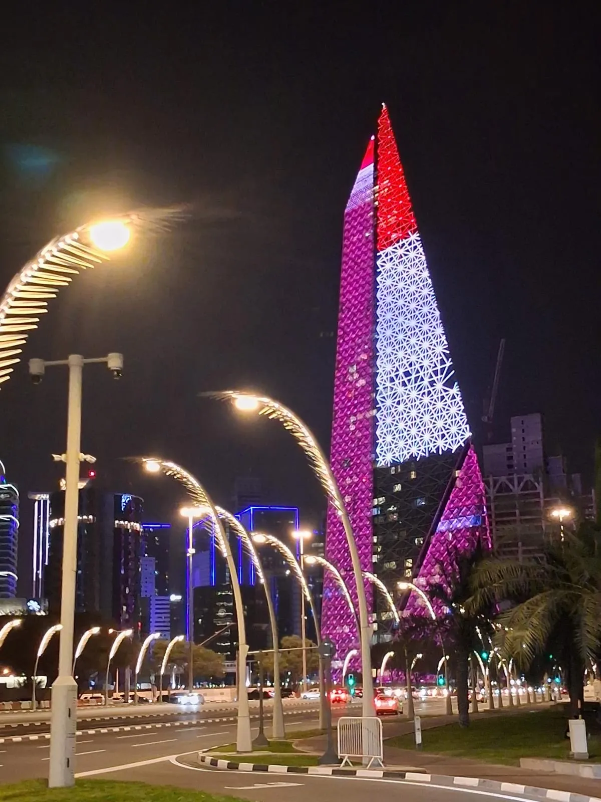 معالم قطر تتزين بألوان العلم الوطني احتفاء بذكرى عيد الوحدة اليمنية