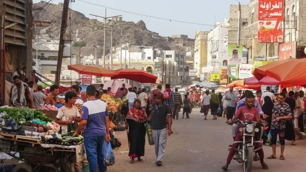 توتر الإقليم يخنق اليمن.. شلل الإمدادات يقترب
