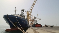 بعد تفريغ حمولتها.. الحوثيون يختطفون سفينة شحن تجارية في موانئ الحديدة