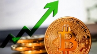 "بتكوين" تسجل أعلى مستوى لها منذ ارتفاعها القياسي مطلع العام