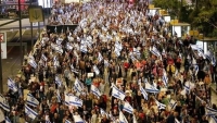 تل أبيب.. آلاف الإسرائيليين يطالبون بإعادة المحتجزين في غزة