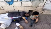 موت المواطن "البكّار" جائعًا على الرصيف وبجواره طفله يُشعل حزناً باليمن ويتحول إلى منصة لمحاكمة الحوثيين