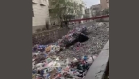 سيول الأمطار تفضح تكدس القمامة في تعز.. وتحوّل القضية إلى منصة لجلد ومحاكمة السلطة المحلية