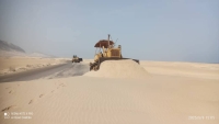 سلطات حضرموت تزيل الكثبان الرميلة بعد عرقلتها الطريق الدولي بين حضرموت وعدن
