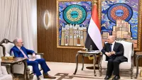 العليمي: أمن الملاحة الدولية مرهون بإنهاء سيطرة وكلاء إيران على أجزاء من البر اليمني