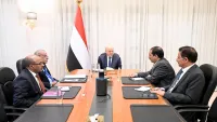 العليمي يترأس اجتماعا مصغرا للحكومة ويشدد على ملاحقة مرتكبي جريمة اغتيال "وسام قائد"