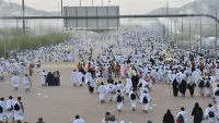 حجاج بيت الله ينفرون إلى مزدلفة بعد الوقوف بعرفة
